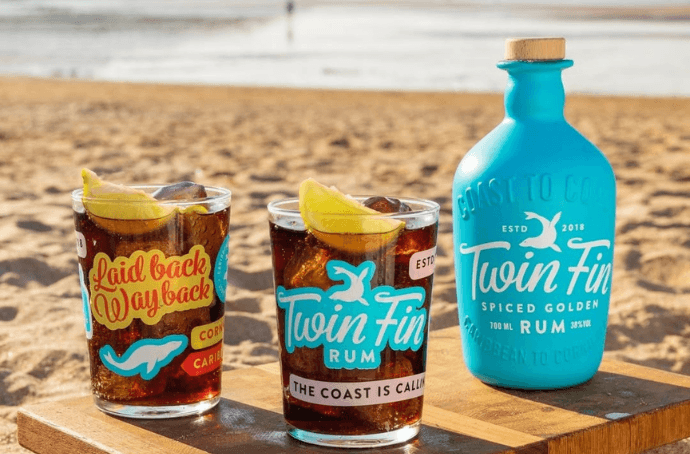 TWIN FIN SPICED GOLDEN RUM 0,7L – KARAIBSKI CHARAKTER I SURFERSKI KLIMAT W KAŻDEJ BUTELCE I SZKLANKI